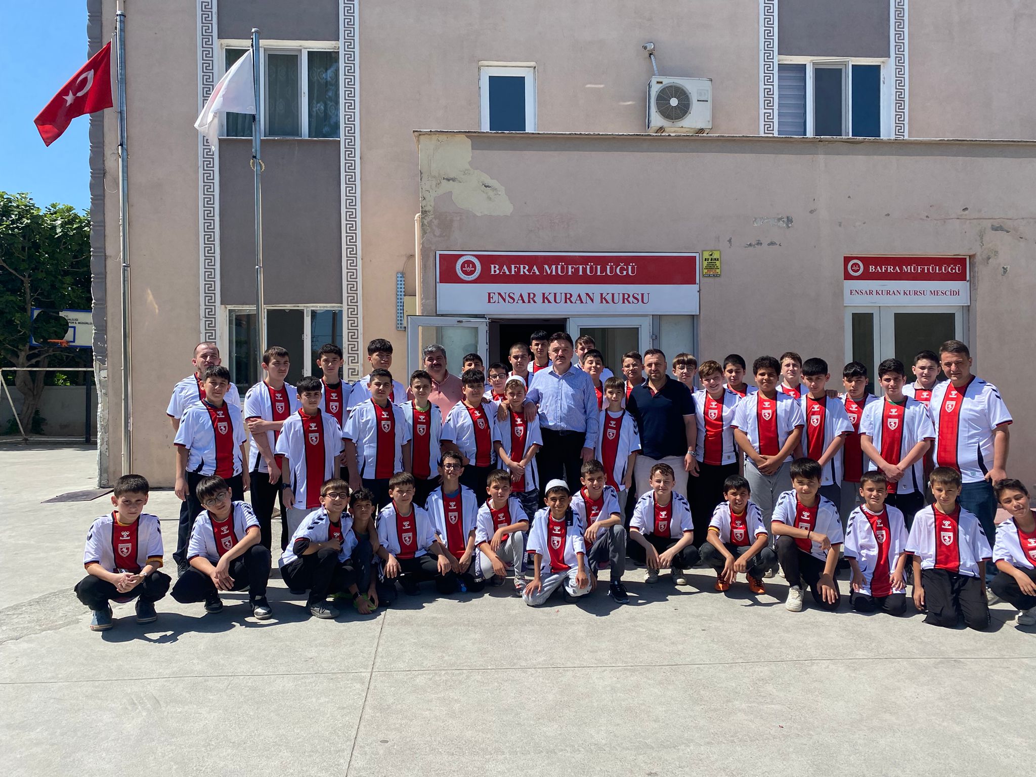 İş İnsanı Ömer Şerif Azal'dan Genç Hafızlara Kırmızı-Beyaz Hediye